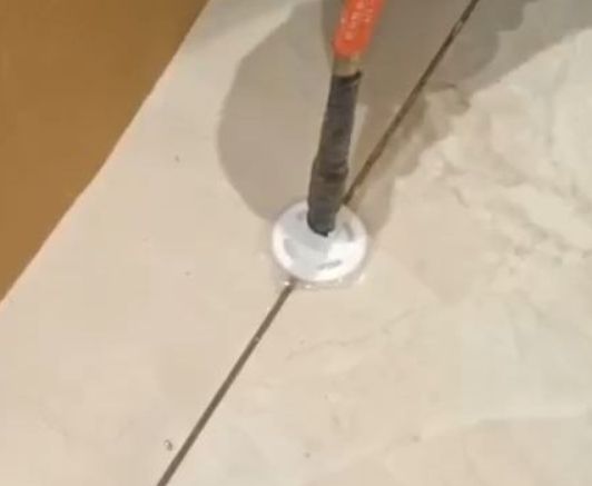 汤原瓷砖空鼓维修公司专业解答瓷砖在铺贴过程中，如果没有涂抹均匀到位的粘结材料（如水泥砂浆或瓷砖胶），可能会导致以下问题