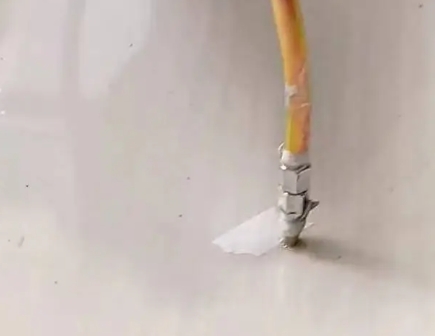 汤原瓷砖空鼓维修公司专业解答在瓷砖铺贴过程中，如果使用的砂料过粗（如全部使用了粗砂），可能会导致以下问题